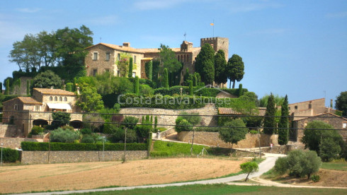 Perfect gerestaureerd kasteel uit de 13e eeuw te koop in de Baix Empordà
