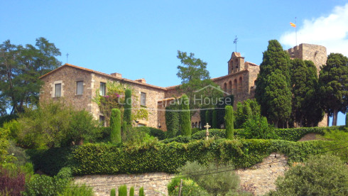 Perfect gerestaureerd kasteel uit de 13e eeuw te koop in de Baix Empordà