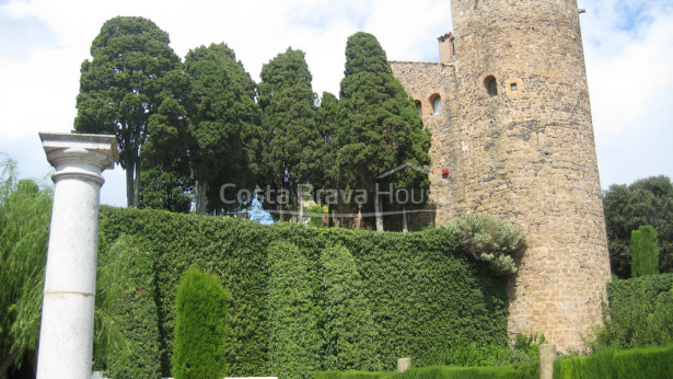 Castell del segle XIII perfectament restaurat en venda a Baix Empordà