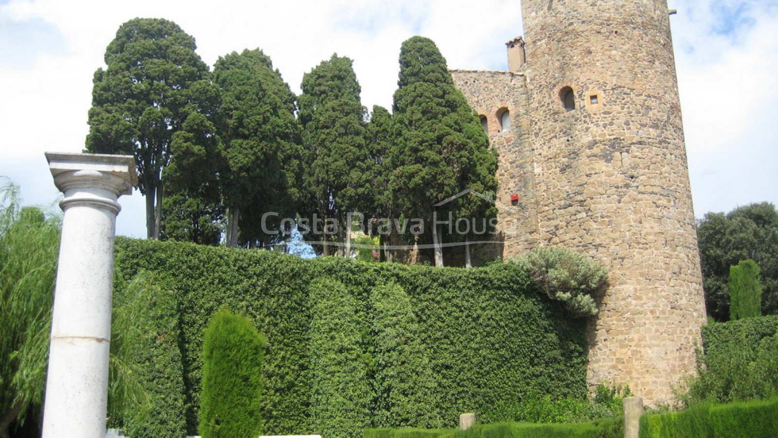 Perfect gerestaureerd kasteel uit de 13e eeuw te koop in de Baix Empordà