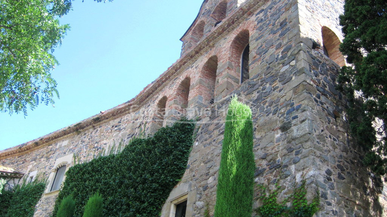 Castillo del S.XIII perfectamente restaurado en venta en Baix Empordà