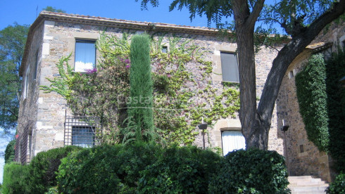 Perfect gerestaureerd kasteel uit de 13e eeuw te koop in de Baix Empordà