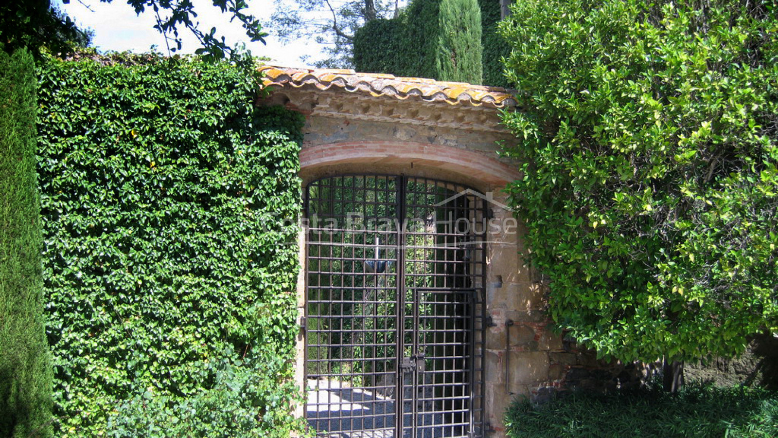 13th century castle perfectly restored for sale in Baix Empordà