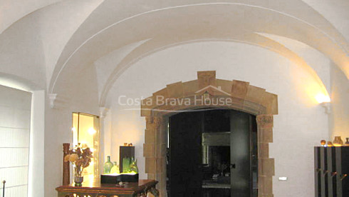 Perfect gerestaureerd kasteel uit de 13e eeuw te koop in de Baix Empordà