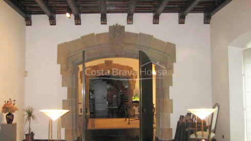 Perfect gerestaureerd kasteel uit de 13e eeuw te koop in de Baix Empordà