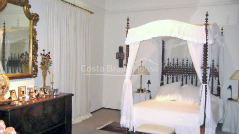 Perfect gerestaureerd kasteel uit de 13e eeuw te koop in de Baix Empordà