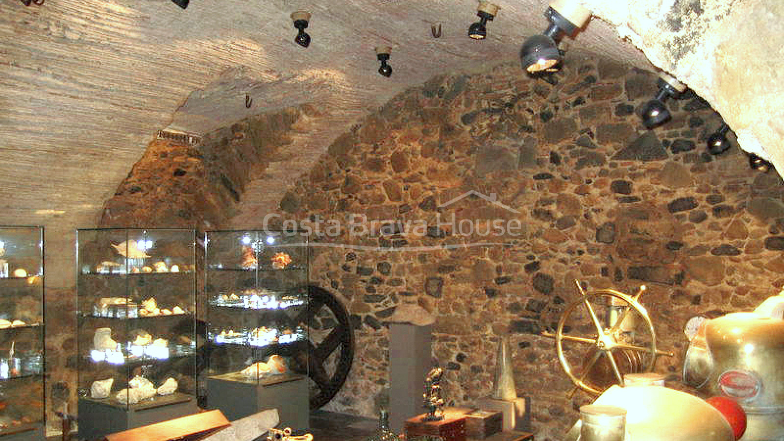 Perfect gerestaureerd kasteel uit de 13e eeuw te koop in de Baix Empordà