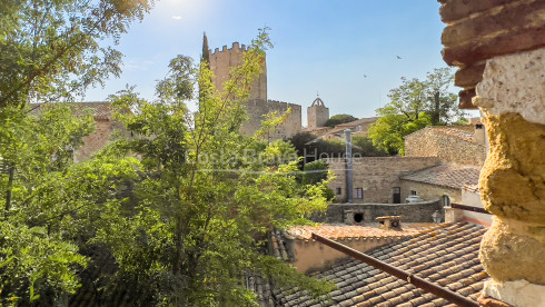 Maison en pierre à réformer au centre de Peratallada