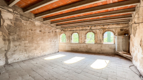 Maison en pierre à réformer au centre de Peratallada