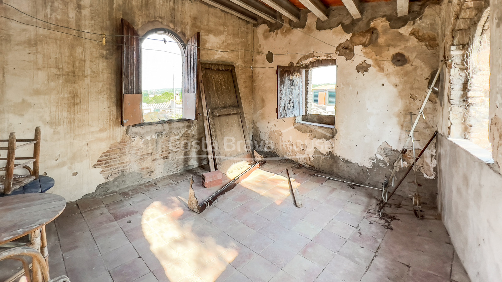 Maison en pierre à réformer au centre de Peratallada