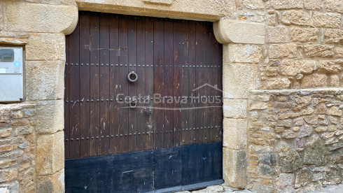 Stone house to reform in the center of Peratallada