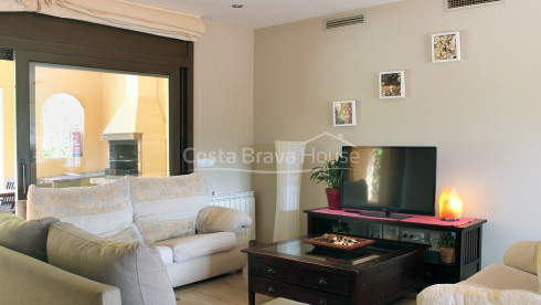 3 bedroom house with pool for sale in urbanization near Begur