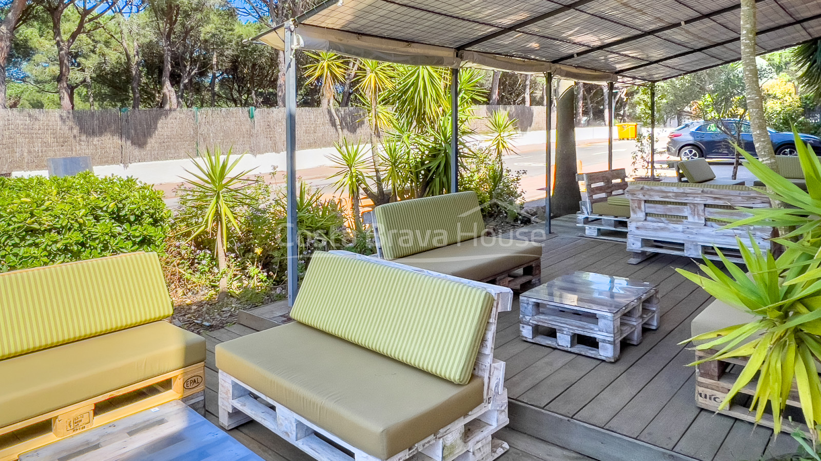 Aparthotel met 6 appartementen te koop aan het strand van Pals