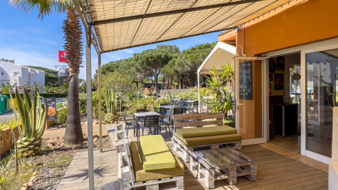 Aparthotel met 6 appartementen te koop aan het strand van Pals