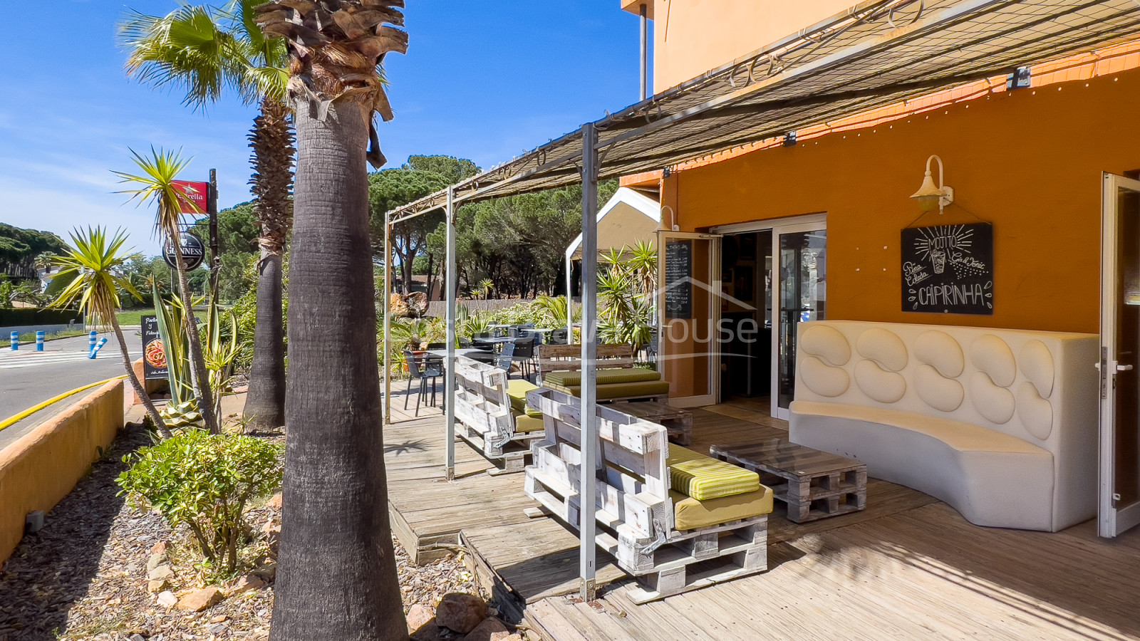 Aparthotel met 6 appartementen te koop aan het strand van Pals