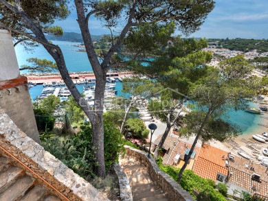 Exclusive luxury villa in Llafranc, only a few steps from the beach, with 3 homes and garden with pool