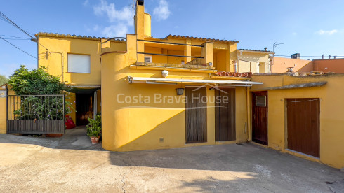 Casa de pueblo a reformar con patio-jardín en Llofriu