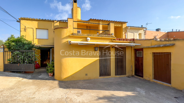 Maison de village à rénover avec jardin-patio à Llofriu