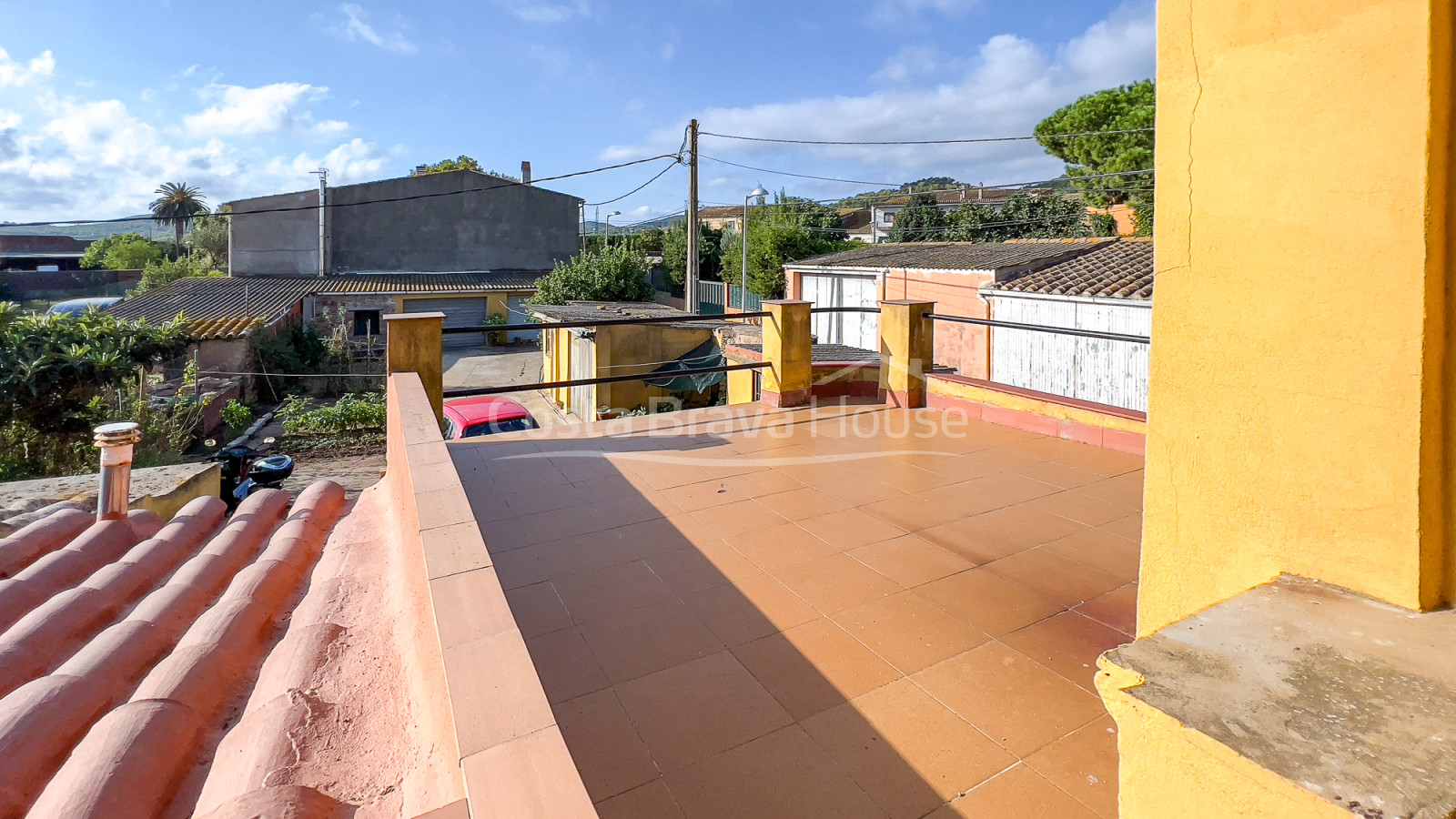 Casa de pueblo a reformar con patio-jardín en Llofriu