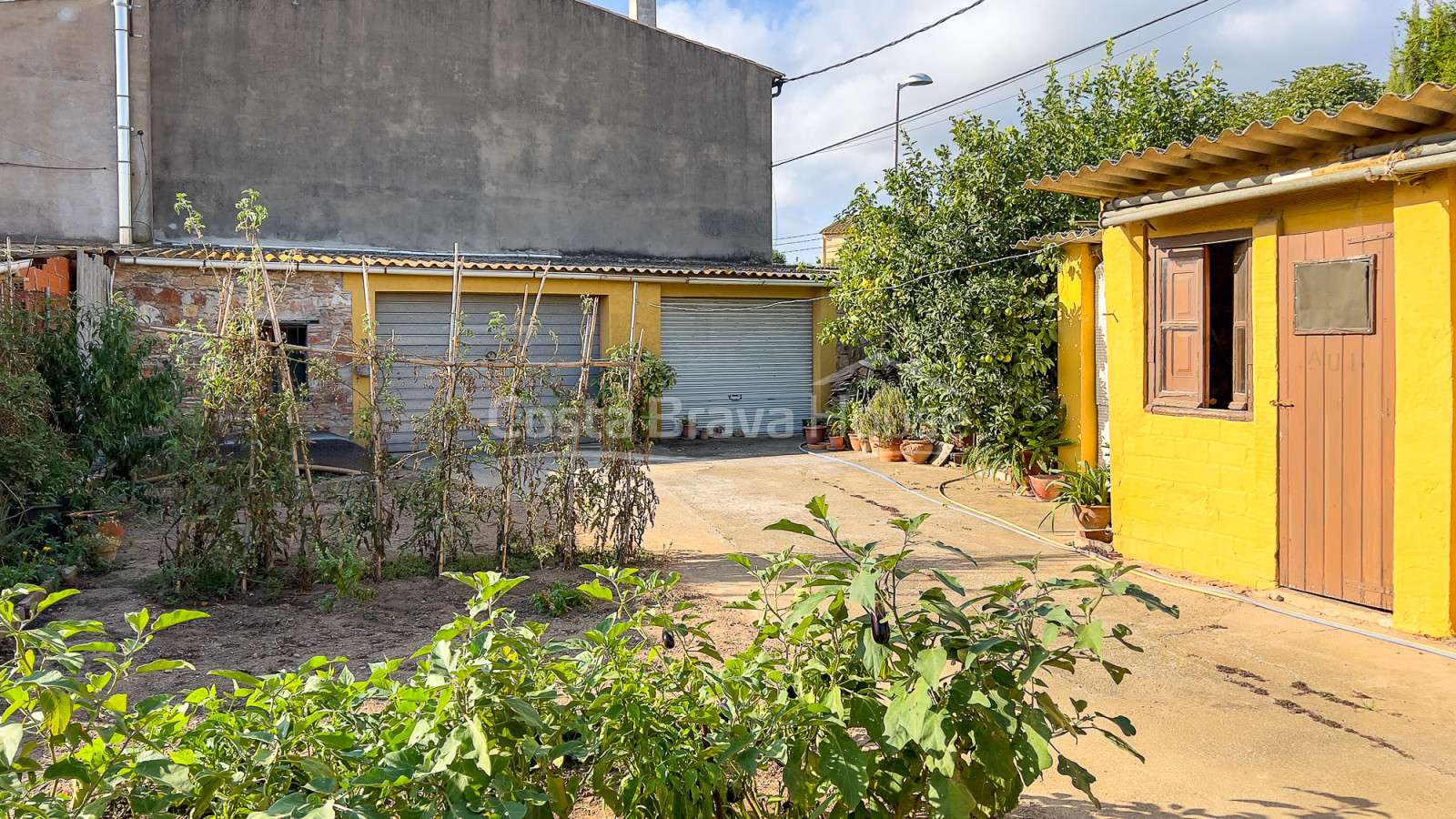 Casa de pueblo a reformar con patio-jardín en Llofriu