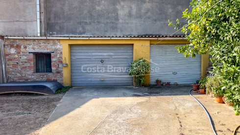 Maison de village à rénover avec jardin-patio à Llofriu