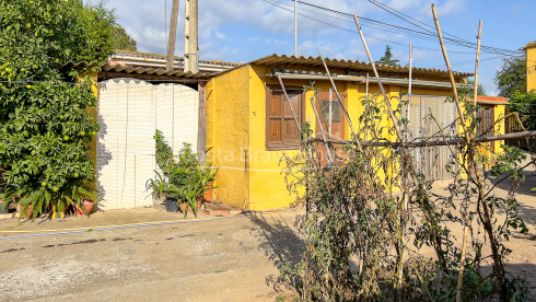 Casa de pueblo a reformar con patio-jardín en Llofriu