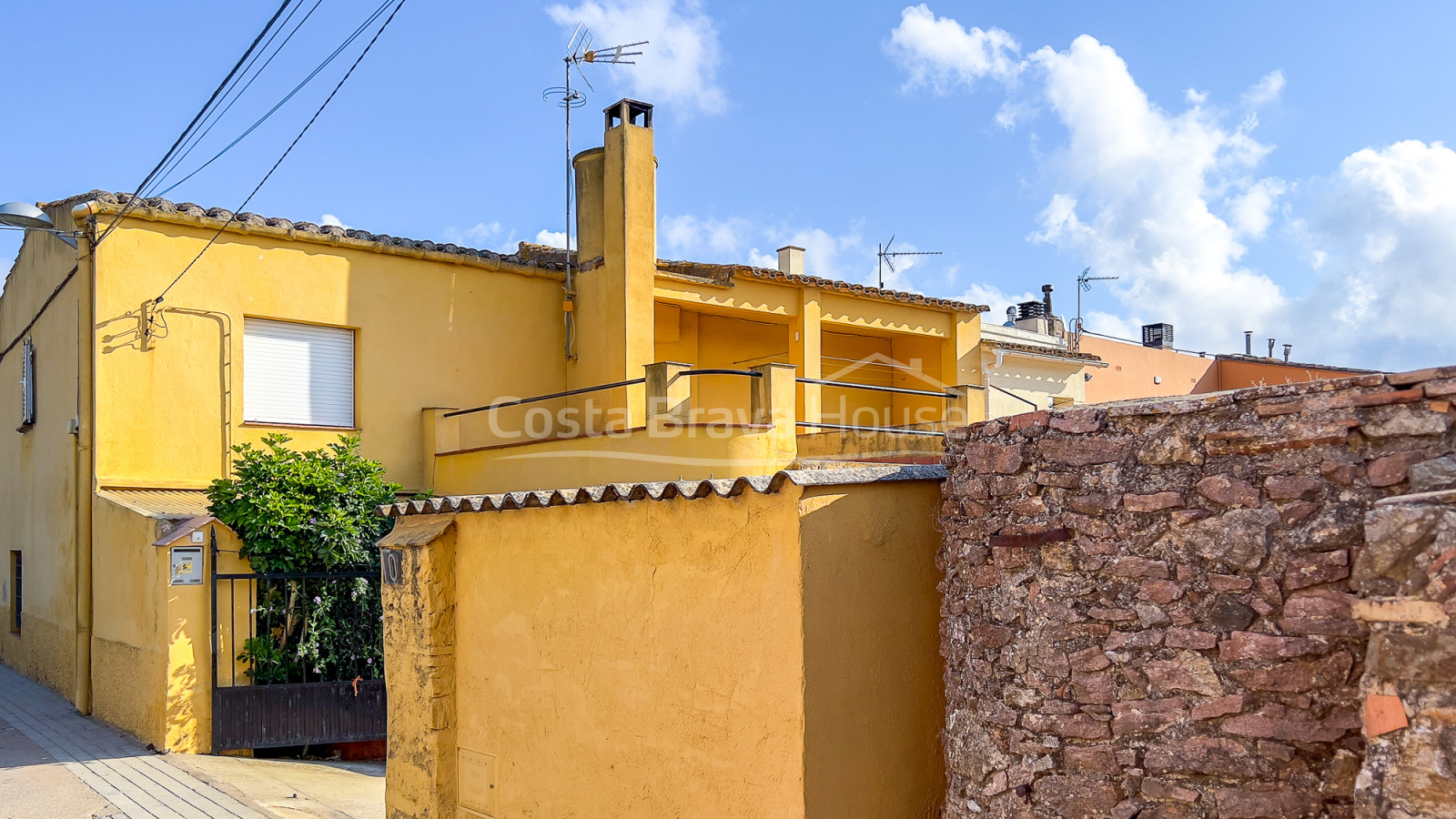 Casa de pueblo a reformar con patio-jardín en Llofriu