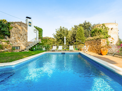Mediterranean house with garden and pool for sale in Llafranc, just a few minutes walking distance to the beach
