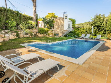Casa mediterránea con jardín y piscina en venta en Llafranc, a unos pocos minutos a pie de la playa