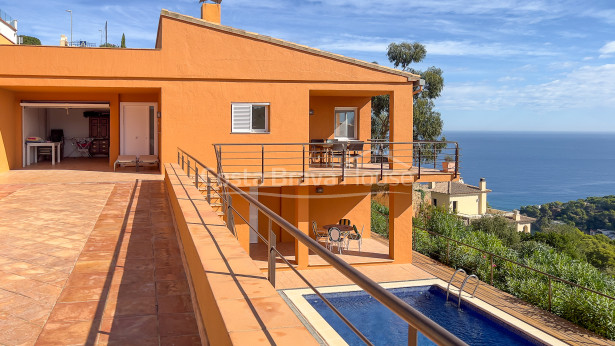 Casa con vistas al mar y piscina en Sa Riera Begur
