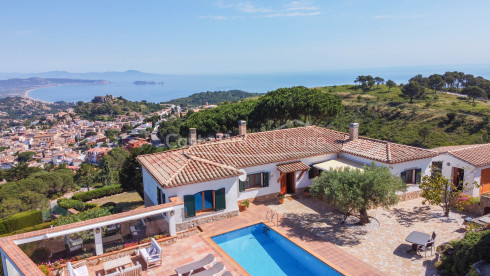 Casa con impresionantes vistas al mar en venta en Begur