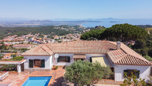 Casa amb impressionants vistes al mar en venda a Begur