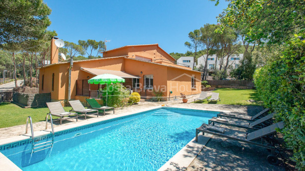 House with pool and garden in Llafranc, 5 minutes by car from the beach