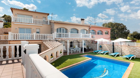 Casa con piscina en Pals, urbanización Mas Tomasi