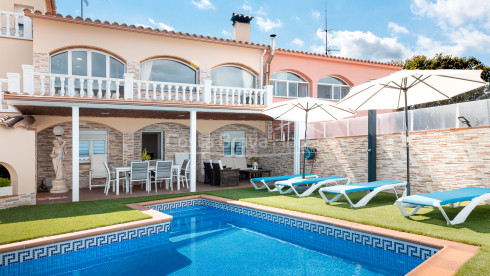 Casa con piscina en Pals, urbanización Mas Tomasi