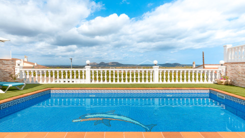 Casa con piscina en Pals, urbanización Mas Tomasi