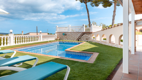 Casa con piscina en Pals, urbanización Mas Tomasi