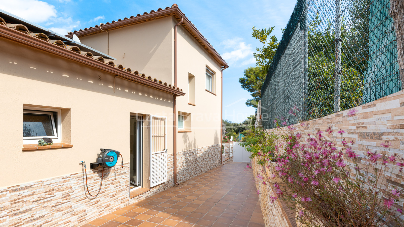 Casa con piscina en Pals, urbanización Mas Tomasi