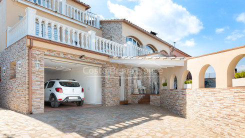 Casa con piscina en Pals, urbanización Mas Tomasi