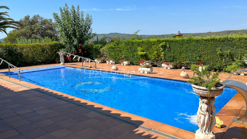 Agradable casa de piedra con jardín y piscina en venta en Pals