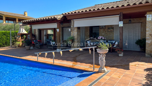 Nice stone house with garden and pool for sale in the city of Pals