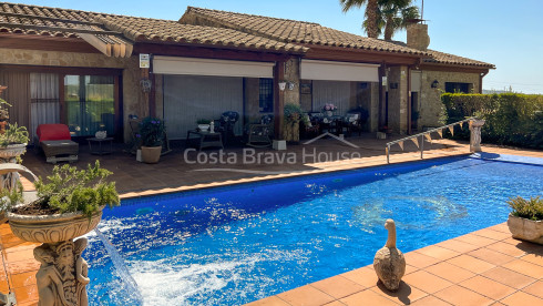 Agradable casa de piedra con jardín y piscina en venta en Pals