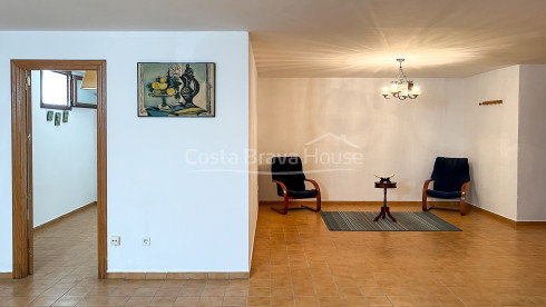 Nice stone house with garden and pool for sale in the city of Pals