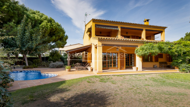 Atractiva casa con piscina y 1600 m² de terreno en venta en Mont-ras