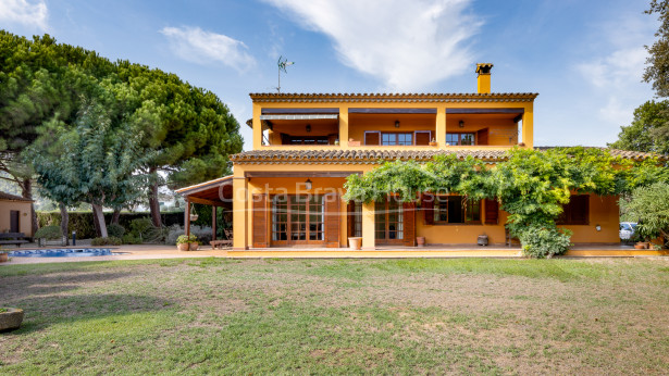 Atractiva casa con piscina y 1600 m² de terreno en venta en Mont-ras