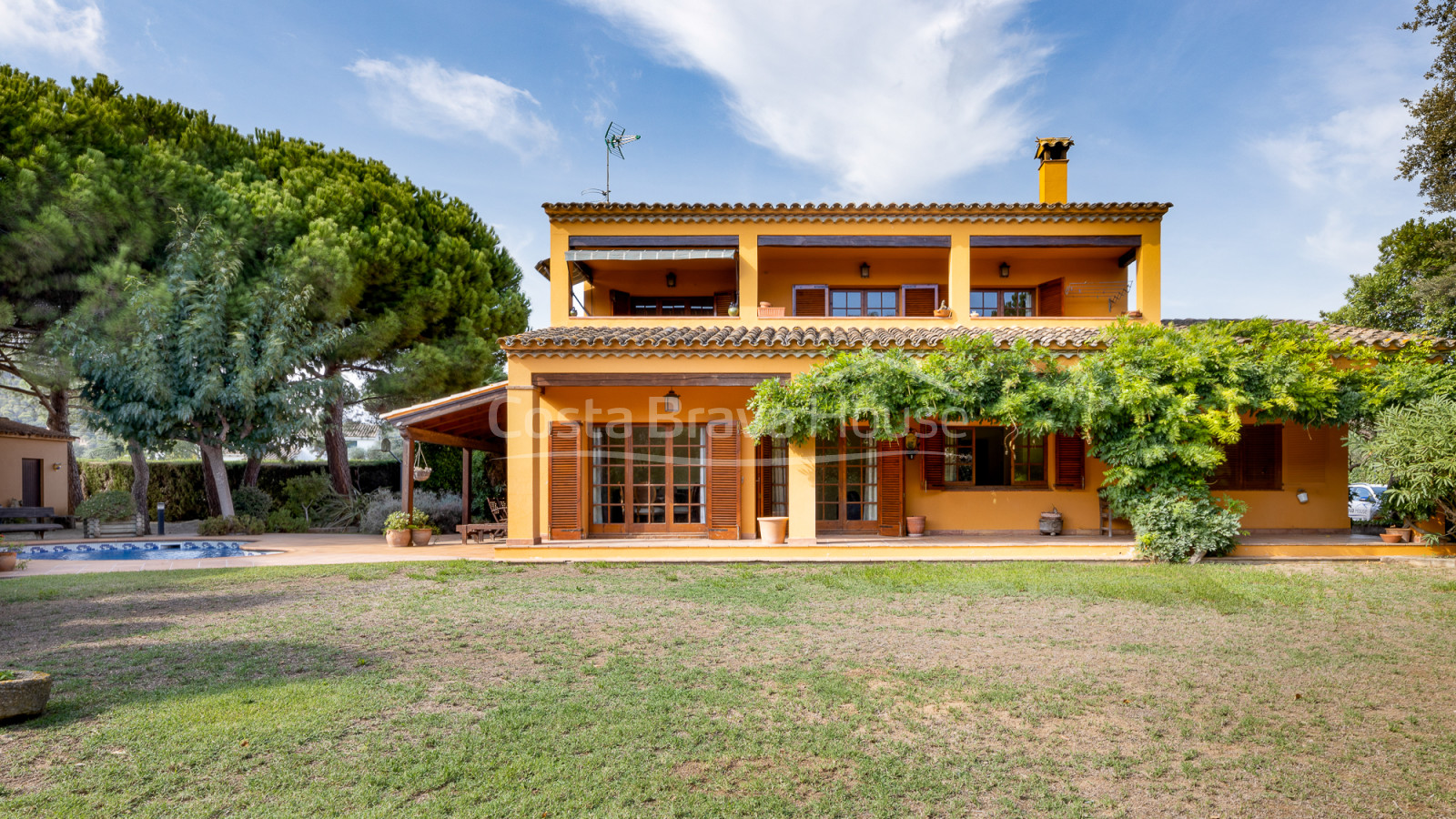 Attrayante maison avec piscine et 1600 m² de terrain à vendre à Mont-ras