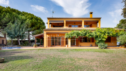 Attrayante maison avec piscine et 1600 m² de terrain à vendre à Mont-ras