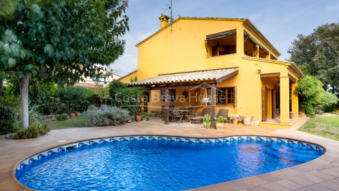 Attrayante maison avec piscine et 1600 m² de terrain à vendre à Mont-ras