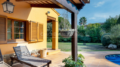 Attrayante maison avec piscine et 1600 m² de terrain à vendre à Mont-ras