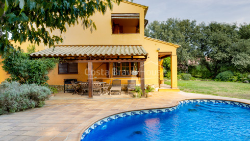 Atractiva casa con piscina y 1600 m² de terreno en venta en Mont-ras